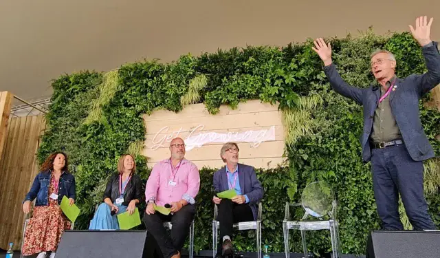 On the Get Growing stage at RHS Hampton Court Garden Festival yesterday @jamesasinclair ‘conducts’ our lively discussion around demystifying the judging process. 
With fellow judges @catherinemacdonalddesign @doddster1970 and Christopher Bailes
@rhshampton_showteam 
.
.
.
.
.
#gardenjudging #rhs #rhshampton #rhshamptoncourtflowershow #rhshamptoncourtpalacegardenfestival #plants #gardens #gardentalk #growing #gardendesign #showgardens #showgardens2023